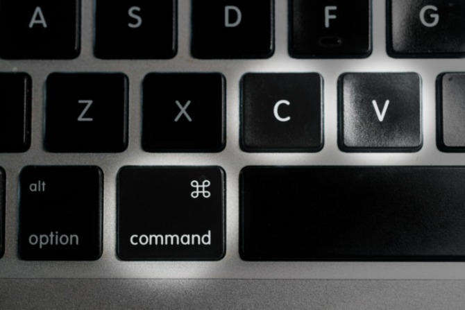 لقطة مقرّبة للوحة مفاتيح MacBook